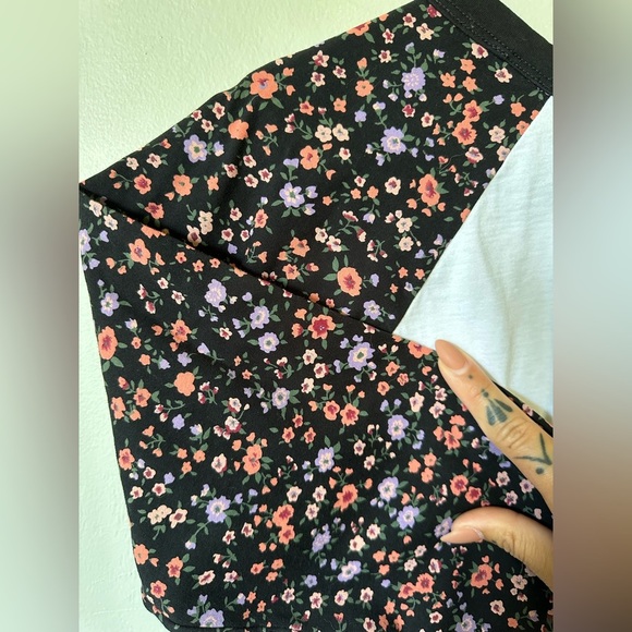 Women’s Vans Floral Sleeves Baseball T Size medium. EUC - Picture 2 of 6